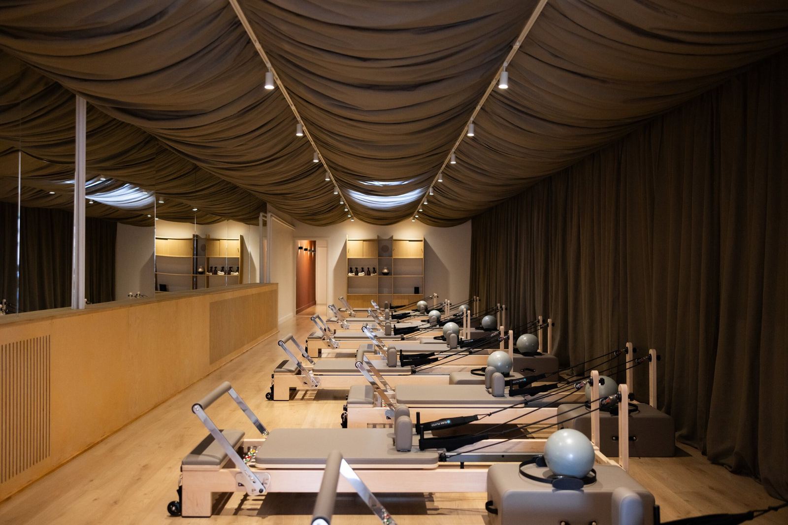 De lege reformerzaal van Loulou Studio in Drongen